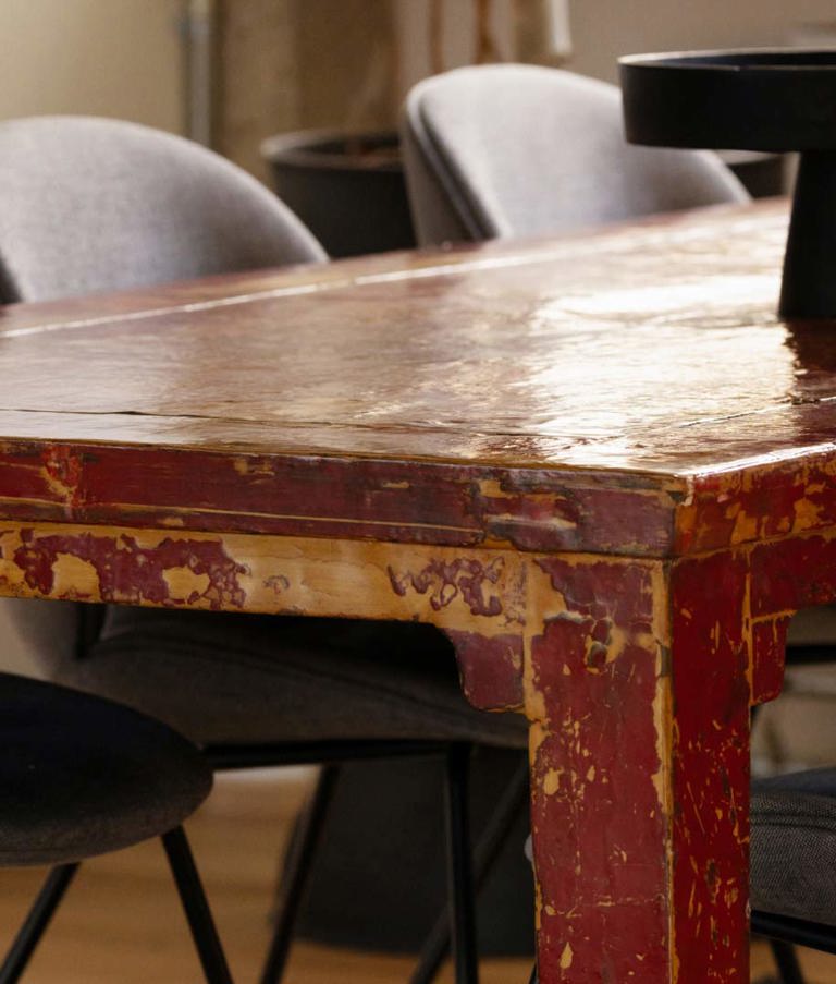 Red table with chairs in a meeting room in 7N's Aarhus office in Denmark. 
