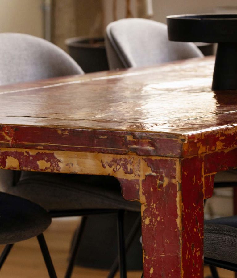 Red table with chairs in a meeting room in 7N's Aarhus office in Denmark. 