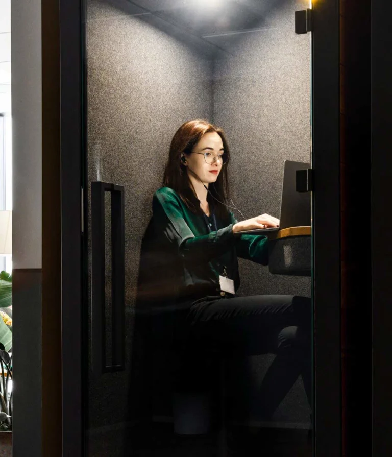 A 7N female employee working in the Gdańsk office, focused on her computer