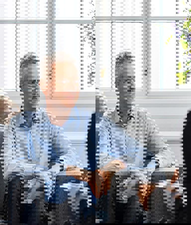 A meeting between two 7N staff members in the office 