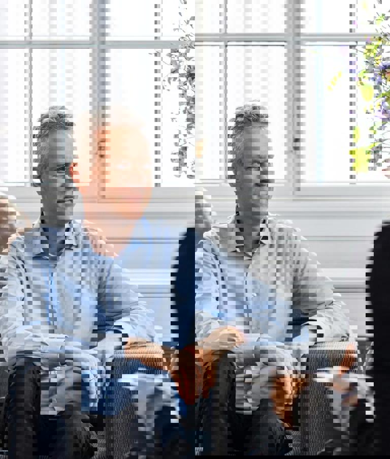 A meeting between two 7N staff members in the office 